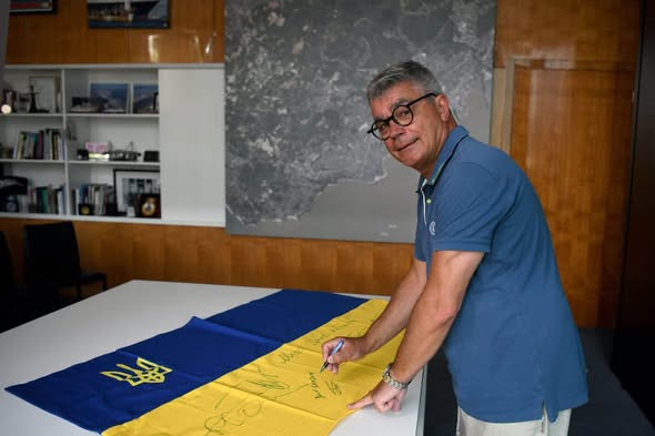 2026 06 maire signe drapeau
